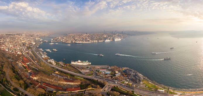 Luftaufnahme der Küstenlinie in Istanbul, Türkei - AAEF05624