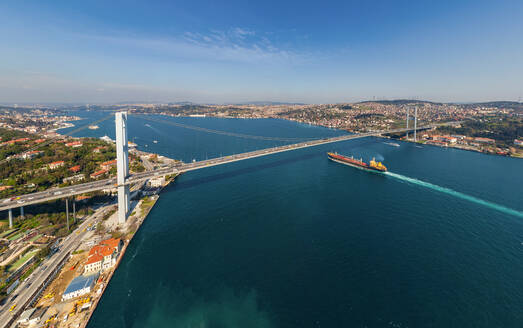 Luftaufnahme eines Schiffes, das unter der Bosporus-Brücke hindurchfährt, Istanbul, Türkei - AAEF05626