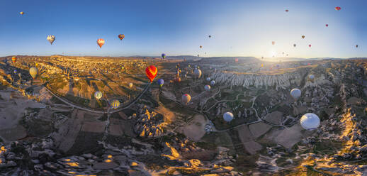 Luftaufnahme von Heißluftballons, die über Kappadokien, Türkei, fliegen - AAEF05636