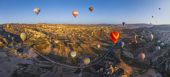 Luftaufnahme von Heißluftballons, die über Kappadokien, Türkei, fliegen - AAEF05638