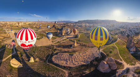 Luftaufnahme von Heißluftballons, die über Kappadokien, Türkei, fliegen - AAEF05640