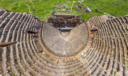 Luftaufnahme des Theaters in der antiken Stadt Hierapolis, Türkei - AAEF05649