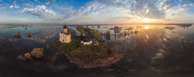 Luftaufnahme der Kirche der Fürbitte der Heiligen Jungfrau am Fluss Nerl, Russland. - AAEF05651