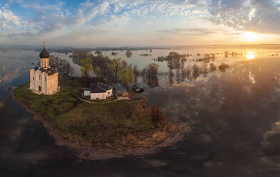 Luftaufnahme der Kirche der Fürbitte der Heiligen Jungfrau am Fluss Nerl, Russland. - AAEF05652
