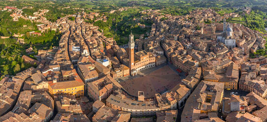 Luftaufnahme der historischen Stadt Siena, Italien - AAEF05655