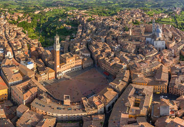 Luftaufnahme der historischen Stadt Siena, Italien - AAEF05656