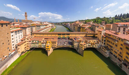 Luftaufnahme der mittelalterlichen Brücke Vecchio, Florenz, Italien - AAEF05658