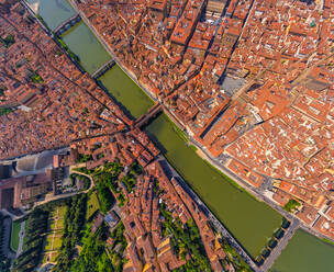Luftaufnahme über dem Fluss Arno, der die Stadt Florenz durchquert, Italien - AAEF05659