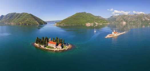 Luftaufnahme von Sveti Juraj auf der Insel St. Georg, Bucht von Kotor, Montenegro - AAEF05662