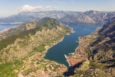 Weit entfernte Luftaufnahme der Bucht von Kotor, Montenegro - AAEF05666