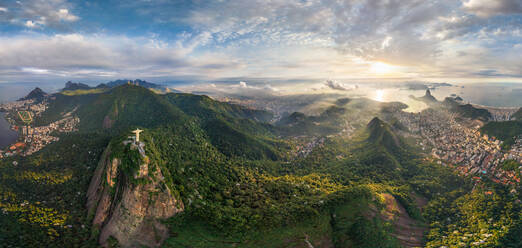 Panorama-Luftaufnahme der Christus-Erlöser-Statue in Rio de Janeiro, Brasilien - AAEF05668