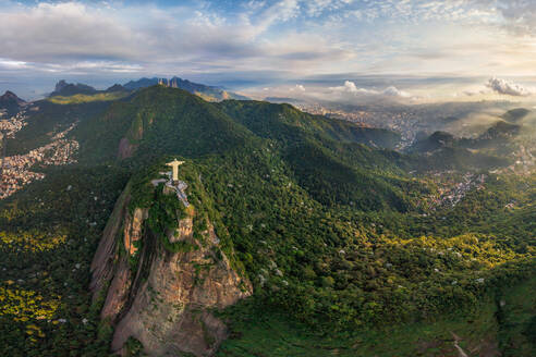 Panorama-Luftaufnahme der Christus-Erlöser-Statue in Rio de Janeiro, Brasilien - AAEF05669