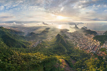 Panorama-Luftaufnahme der Christus-Erlöser-Statue in Rio de Janeiro, Brasilien - AAEF05670