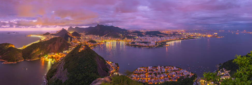 Panoramaluftaufnahme von Rio de Janeiro bei Nacht, Brasilien - AAEF05674