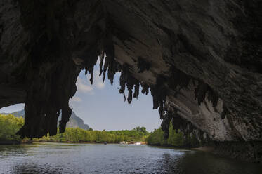 Eine Höhle in der Bucht von Phang Nga, Thailand, Südostasien, Asien - RHPLF12269