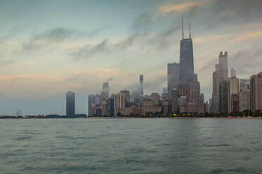 Blick auf die Skyline von Chicago vom North Beach in der Abenddämmerung, Downtown Chicago, Illinois, Vereinigte Staaten von Amerika, Nord-Amerika - RHPLF12271