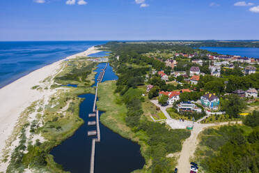 Drohnenaufnahme einer Promenade in einem kleinen See an der Küste von Yantarny, Kaliningrad, Russland, Europa - RHPLF12283