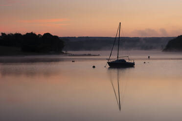 Wimbleball Lake in der Morgendämmerung, Exmoor National Park, Somerset, England, Vereinigtes Königreich, Europa - RHPLF12299