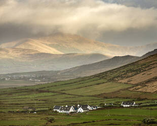 Traditionelle Häuser, Felder und Berge, Blick nach Norden von Waymont, Dingle-Halbinsel, County Kerry, Munster, Republik Irland, Europa - RHPLF12302