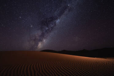 Milchstraße über den Sanddünen von Sossusvlei, Namibia, Afrika - RHPLF12306