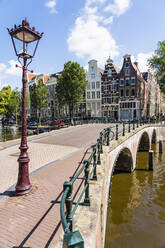 Alte Giebelhäuser und Brücke über den Keisersgracht-Kanal, Amsterdam, Nordholland, Niederlande, Europa - RHPLF12308