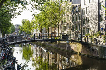 Alte Giebelhäuser, die sich in einer Gracht spiegeln, Amsterdam, Nordholland, Niederlande, Europa - RHPLF12309