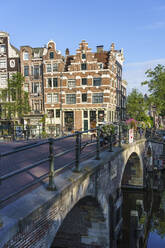 Alte Giebelhäuser bei einer Brücke an der Prinsengracht, Amsterdam, Nordholland, Niederlande, Europa - RHPLF12311