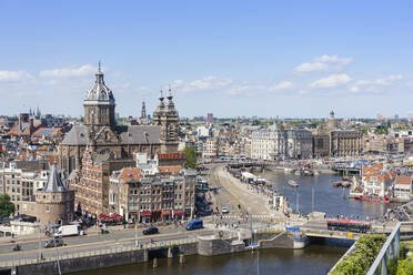 Blick von oben auf das Zentrum von Amsterdam mit der St.-Nikolaus-Kirche und dem Turm, Amsterdam, Nordholland, die Niederlande, Europa - RHPLF12317