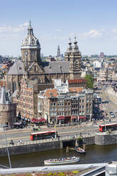 Blick von oben auf das Zentrum von Amsterdam mit der St.-Nikolaus-Kirche und dem Turm, Amsterdam, Nordholland, die Niederlande, Europa - RHPLF12319