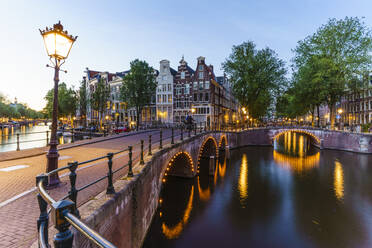 Keizergracht-Kanal in der Abenddämmerung, Amsterdam, Nordholland, Niederlande, Europa - RHPLF12320