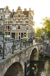 Goldene Stunde Licht auf alten Giebel Gebäude, Brouwersgracht, Kanal, Amsterdam, Nord-Holland, Niederlande, Europa - RHPLF12322