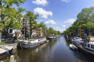 Houseboats on Brouwersgracht Canal, Amsterdam, North Holland, The Netherlands, Europe - RHPLF12330