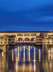 Ponte Vecchio und Arno-Fluss in der Abenddämmerung, Florenz, UNESCO-Weltkulturerbe, Toskana, Italien, Europa - RHPLF12351