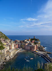 Vernazza Dorf, Blick von oben, Cinque Terre, UNESCO Weltkulturerbe, Ligurien, Italien, Europa - RHPLF12365