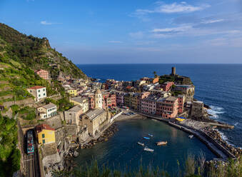 Vernazza Dorf, Blick von oben, Cinque Terre, UNESCO Weltkulturerbe, Ligurien, Italien, Europa - RHPLF12367