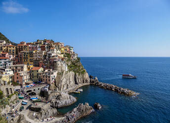 Fähre an der Küste des Dorfes Manarola, Blick von oben, Cinque Terre, UNESCO-Weltkulturerbe, Ligurien, Italien, Europa - RHPLF12370