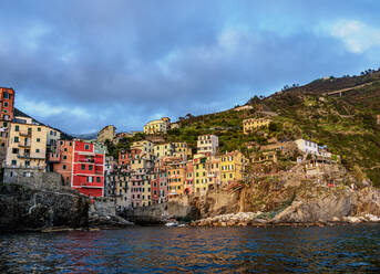 Riomaggiore Dorf bei Sonnenuntergang, Cinque Terre, UNESCO-Weltkulturerbe, Ligurien, Italien, Europa - RHPLF12372