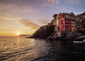 Riomaggiore Dorf bei Sonnenuntergang, Cinque Terre, UNESCO-Weltkulturerbe, Ligurien, Italien, Europa - RHPLF12375