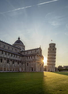 Dom und Schiefer Turm bei Sonnenaufgang, Piazza dei Miracoli, UNESCO-Weltkulturerbe, Pisa, Toskana, Italien, Europa - RHPLF12379