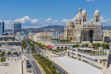 Blick auf Marseille und die Kathedrale von Marseille, Bouches du Rhone, Provence, Provence Alpes Cote d'Azur, Frankreich, Mittelmeer, Europa - RHPLF12399