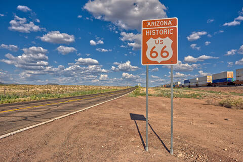 Straßenschild zur Kennzeichnung der Historic Route 66 östlich von Seligman, dem Geburtsort der berühmten Straße, Arizona, Vereinigte Staaten von Amerika, Nordamerika, lizenzfreies Stockfoto