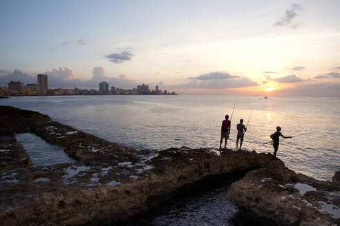 Angeln entlang des Malecon bei Sonnenuntergang in Havanna, Kuba, Westindien, Karibik, Mittelamerika - RHPLF12406