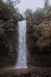 Frau genießt Wasserfall, Princeville, Hawaii, USA - ISF22550