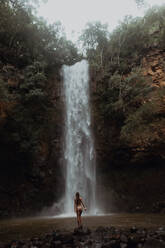 Frau genießt Wasserfall, Princeville, Hawaii, USA - ISF22551