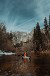 Mann fährt Kajak auf einem See, Yosemite Village, Kalifornien, Vereinigte Staaten - ISF22566