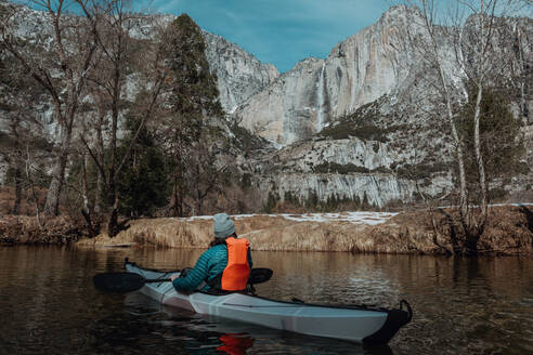 Mann fährt Kajak auf einem See, Yosemite Village, Kalifornien, Vereinigte Staaten - ISF22568