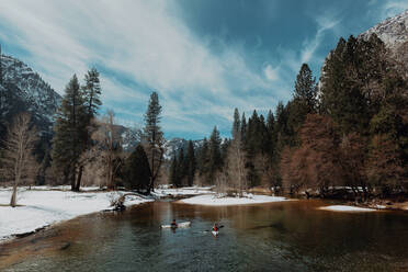 Freunde beim Kajakfahren auf dem See, Yosemite Village, Kalifornien, Vereinigte Staaten - ISF22570