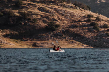 Freunde beim Kajakfahren auf dem See, Kaweah, Kalifornien, Vereinigte Staaten - ISF22582