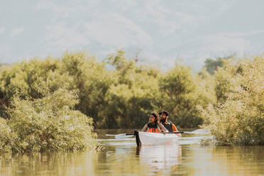 Freunde beim Kajakfahren auf dem See, Kaweah, Kalifornien, Vereinigte Staaten - ISF22592