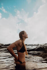 Frau steht im Meer bei Felsen, Princeville, Hawaii, USA - ISF22598